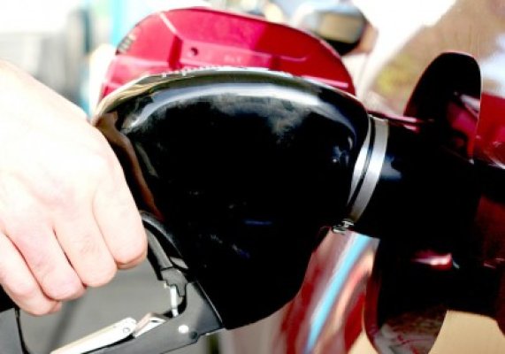 Carburanţii se vor scumpi cu 0,4 lei pe litru